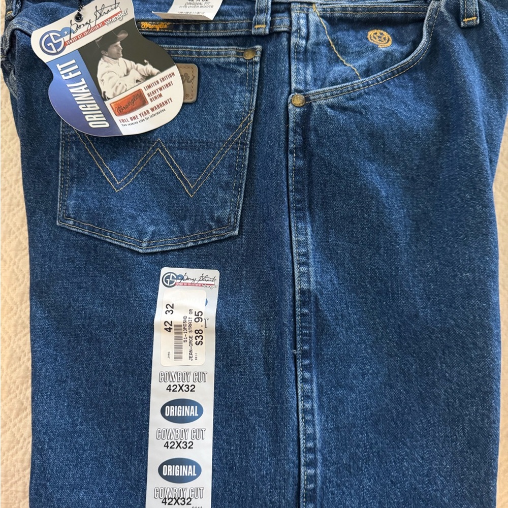 Wrangler Men's Relaxed Jeans in Blue Denim with Contrast Stitching